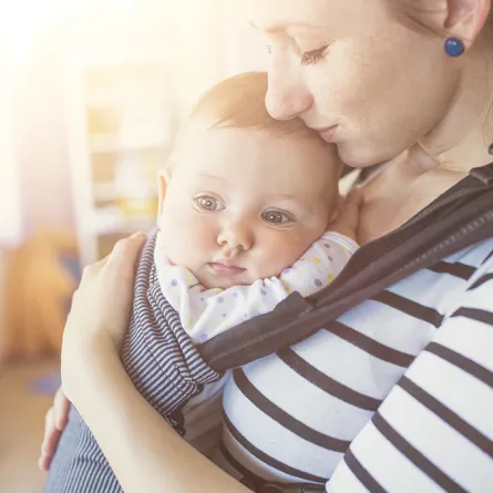 حمل الطفل.. أسبابه وأضراره