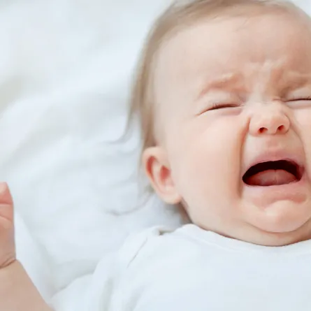 هز الطفلة لنفسها.. هل هو من أعراض التوحد؟