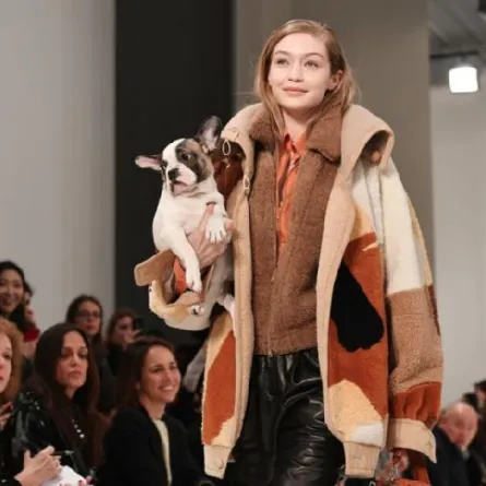 عروض ميلانو في اليوم الثالث :كلاب عوضاً عن الاكسسوارات وأزياء جريئة