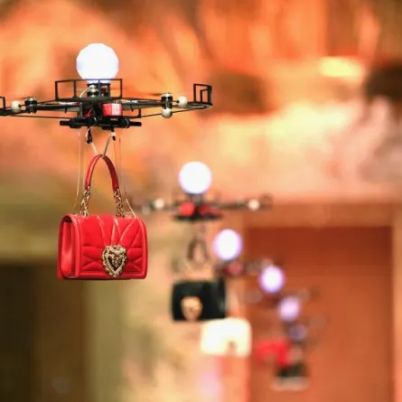 حقائب طائرة وأزياء الترتر في خامس أيام أسبوع الموضة في ميلانو