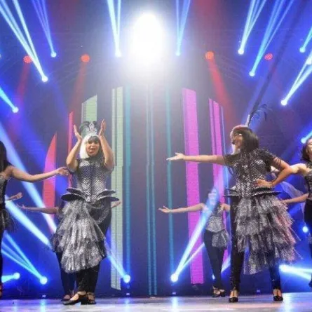 دنيا سمير غانم  تنقل "عالمها الاستعراضي" إلى أبو ظبي فهل ترافقها شقيقتها إيمي؟