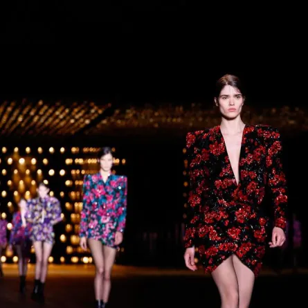 تصاميم عصرية في أول أيام أسبوع الموضة في باريس