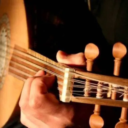 سعودية تفتح منزلها لتعلم "عزف العود"