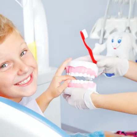 كيف تعتنين بـ أسنان الطفل وتنظيفها حسب عمره