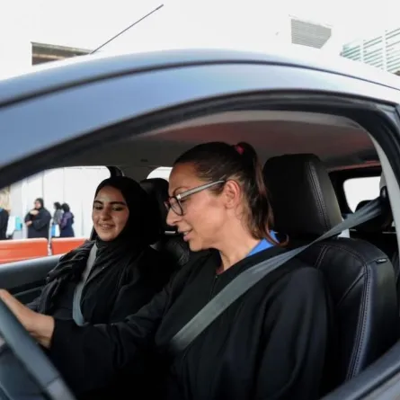 طالبات جامعة عفت يتدربن لقيادة السيارة