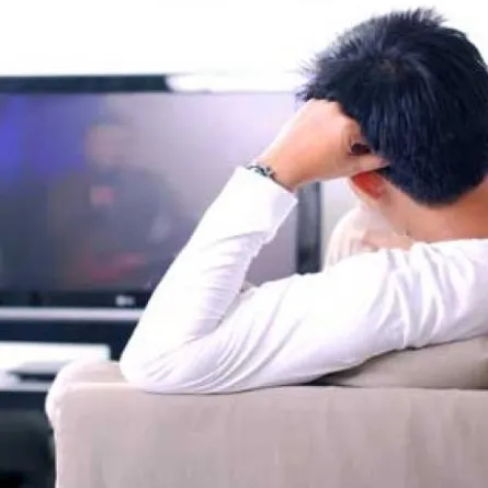 مشاهدة التلفاز فترات طويلة تصيب الرجال بمرض قاتل