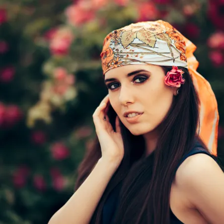 الوشاح المطبع بالورود لإطلالة ساحرة