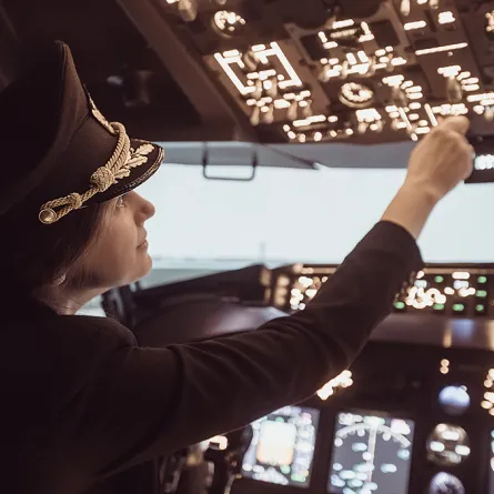 بعد السيارة.. المرأة السعودية تطالب بقيادة الطائرات