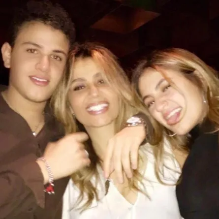 صور: زينة عاشور بإطلالة مثيرة جدًّا بعدسة ابنتها كنزي عمرو دياب