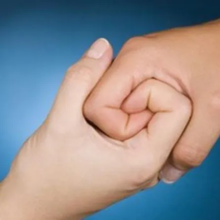 التعاطف مع الآخرين مثل المرض.. له صلات وراثية