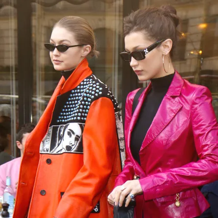 جيجي وبيلا حديد بـ موديلات أزياء غريبة 