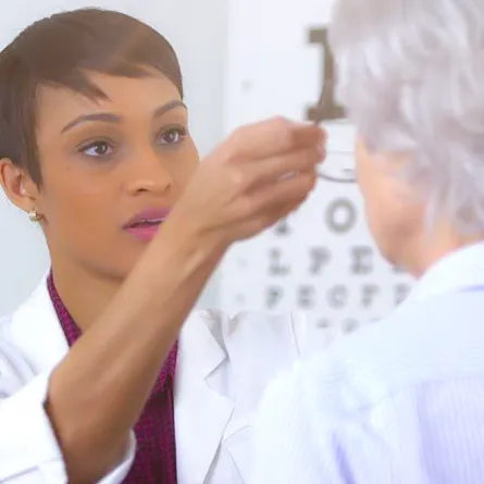 أمراض العين المرتبطة بالتقدم في السن والعلاجات