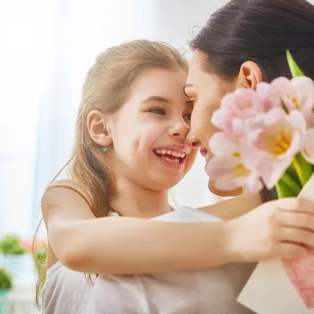 في عيد الأم.. أزهار وبطاقات حب وقوالب حلوى هدايا الأطفال لأمهاتهم