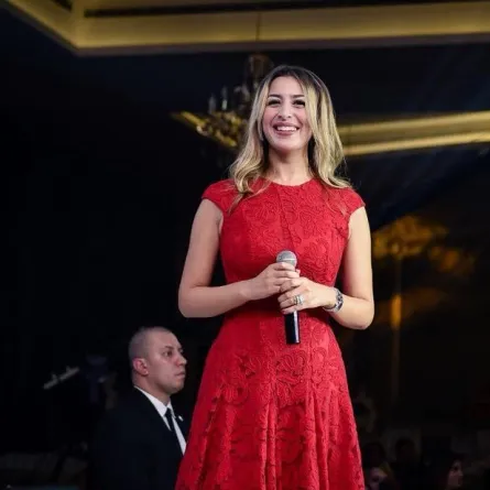 جنات مهيد تعايد والدتها لمناسبة عيد الأم