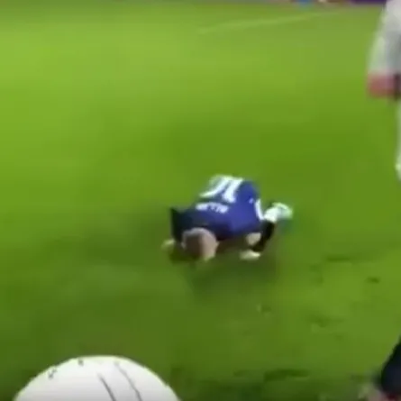 بالفيديو.. طفل إنجليزي يقلد محمد صلاح ويسجد بعد تسجيله هدفاً