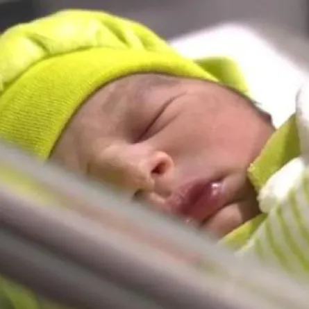 شرطة الشارقة تنقذ امرأة كانت ستضع مولودها في الطريق