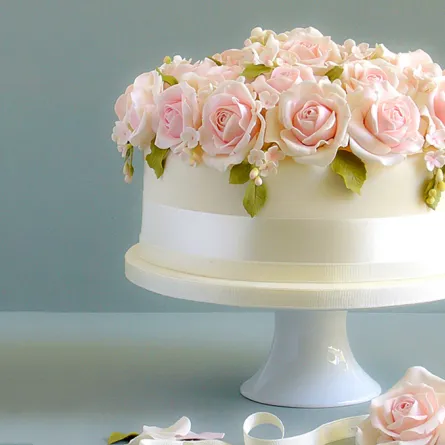 كيكات زفاف مزيّنة بالرسومات الطبيعية
