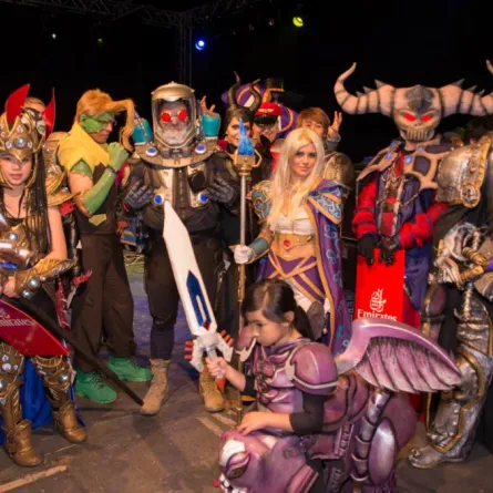 «باتمان» في السوبر ماركت وأبطال حرب النجوم في محطات المترو