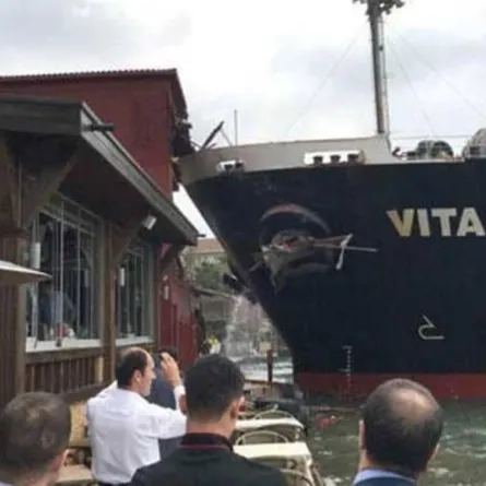 بالصور.. سفينة ضخمة تدمر قصرًا تاريخيًا في إسطنبول