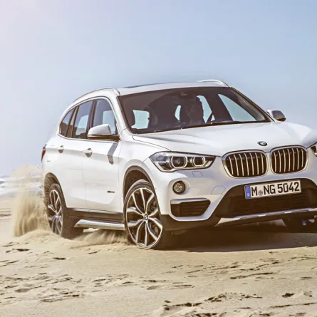 سيارة BMW X1 مرنة في القيادة