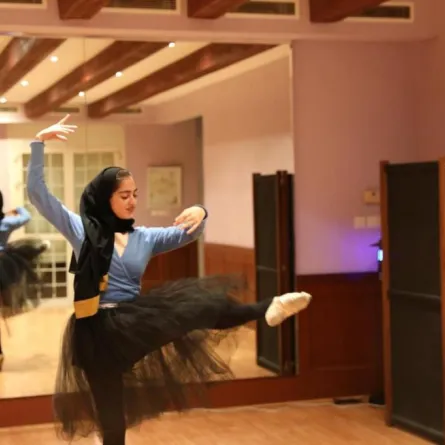 السعودية رنا.. مُدرّبة باليه لمن يعانون من متلازمة داون