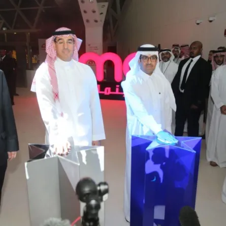 لحظة تاريخية: وزير الثقافة والاعلام يدشن أول صالة سينما في السعودية