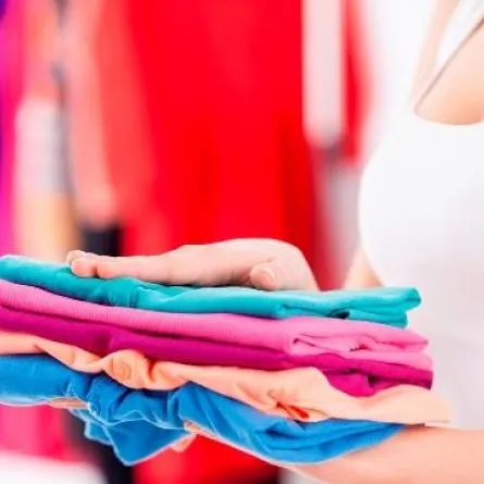 التدبير المنزلي: خطوات تنظيف الملابس الملونة من بقع الحبر