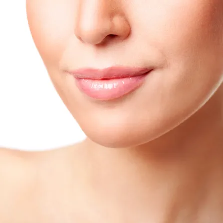 تكبير الشفاه بالقرفة بعيداً عن البوتكس