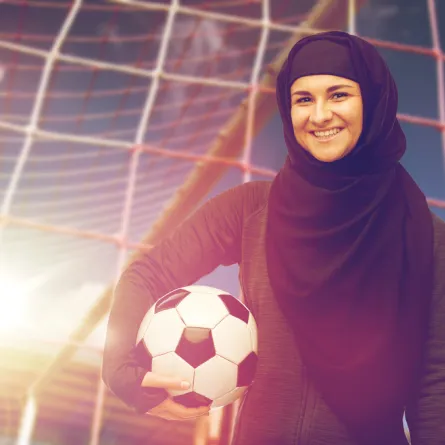 هكذا تتنافس المُشجعات السعوديات في الملاعب الرياضية