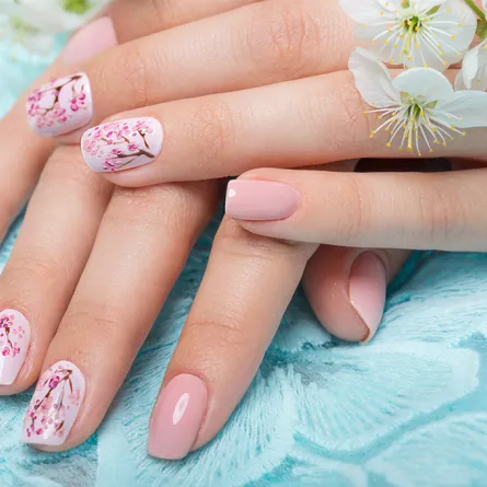 أظافر العروس باللون الوردي 