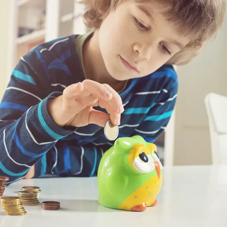 تربية الاطفال.. كيف تعلمين طفلك ادخار مصروفه؟