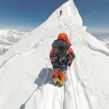 وفاة ياباني في ثامن محاولة له لتسلق قمة إيفرست