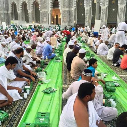 «السقاية والرفادة» توزع 20 مليون وجبة لقاصدي بيت الله الحرام