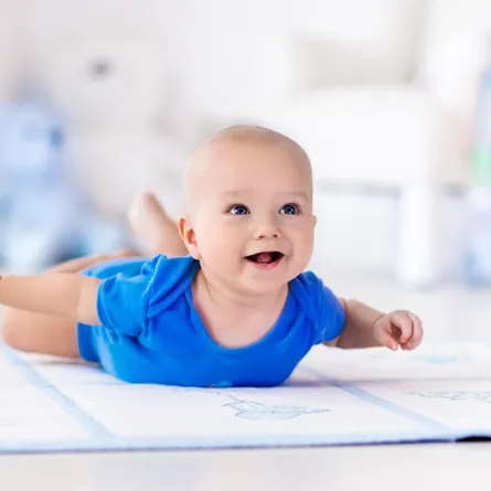 متى يحبو الطفل