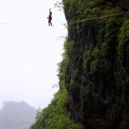 أغرب حفل.. عازف وراقصة يقدمان عرضاً وهما معلقان في الهواء