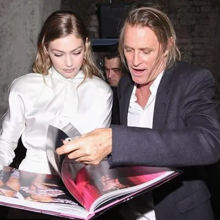 شاهدوا جيجي حديد بإطلالة من Vivienne Westwood