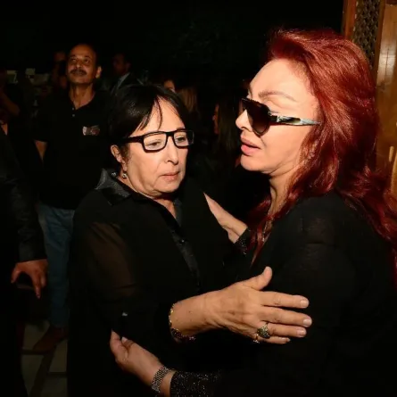 بالصور: نجل محمد فوزي يتقبل العزاء في زوجة أبيه مديحة يسري .. بحضور كل نجوم الفن