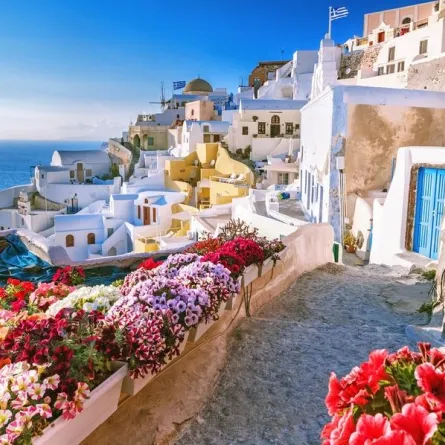 جزيرة سانتوريني قبلة السائحين وهواة الغوص