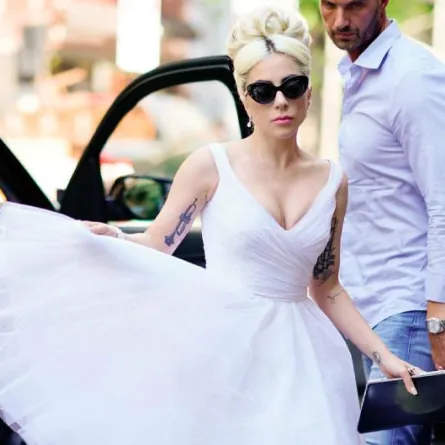 الليدي غاغا تسافر عبر الزمن بأغرب الإطلالات!