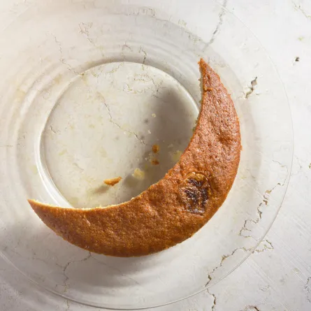 بالصور.. اصنعي مع طفلك هلال رمضان بالبسكويت