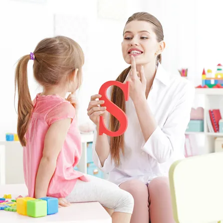 لماذا يتعلم الطفل اللغة بسرعة؟