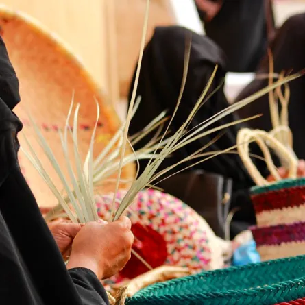 سيدات الأحساء يبدعن في حرفة "سف الخوص"