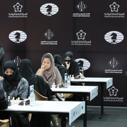 لاعبات ومُحكّمات سعوديات في بطولة الشطرنج للمرة الأولى بالسعودية