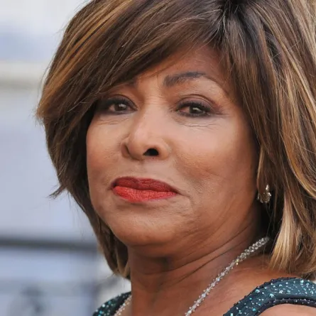 العثور على ابن المغنية تينا تيرنر ميتاً في شقته!