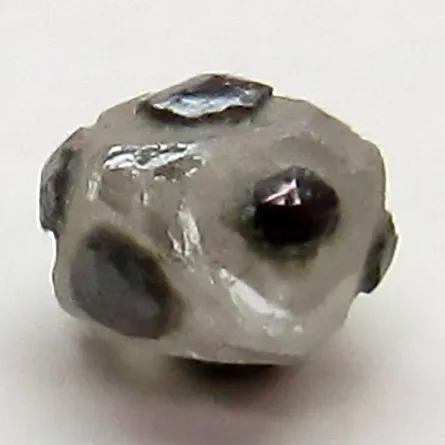 العثور على ألماسة نادرة على شكل كرة قدم