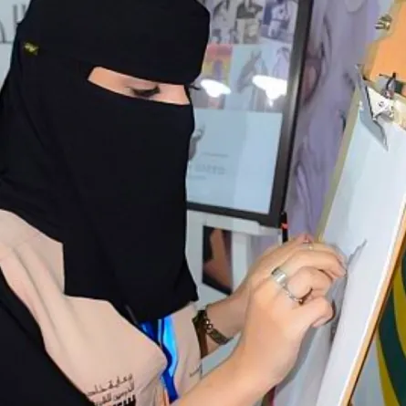 المرأة السعودية تكسر احتكار الحرف في سوق عكاظ