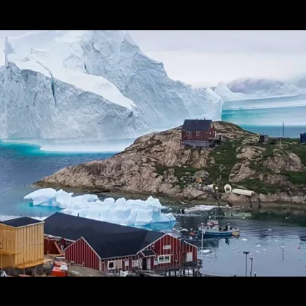 شاهد.. جبل جليدي يهدد إحدى قرى "غرين لاند" والسلطات تُجلي السكان