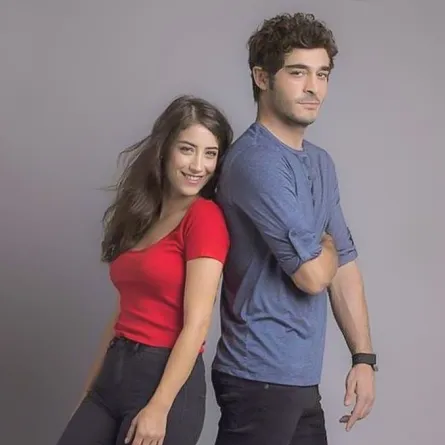 هل تشهد كواليس مسلسل "حكايتنا" قصّة حب بوراك دنيز وهذه الممثلة؟