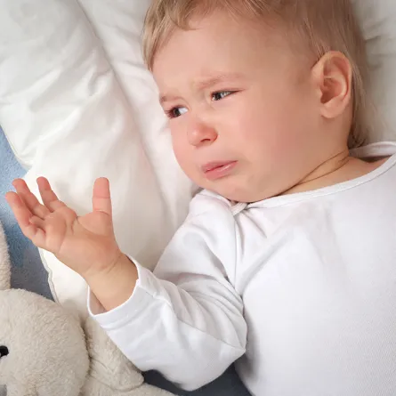 أسباب بكاء الأطفال سراً في الليل