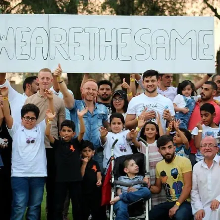 بالصور والفيديو .. مصطفى الخاني يشارك "ذوي الهمم" معسكرهم في مدينة العين